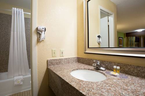 Imagen de la habitación del Hotel Days Inn by Wyndham Dallas Irving. Foto 7