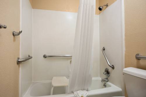 Imagen de la habitación del Hotel Days Inn by Wyndham Dallas Irving. Foto 8