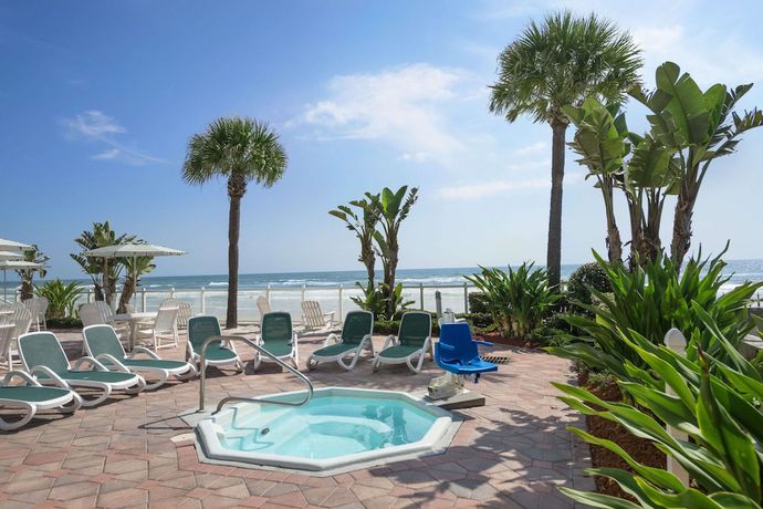 Imagen de la piscina del Hotel Days Inn by Wyndham Daytona Oceanfront. Foto 20