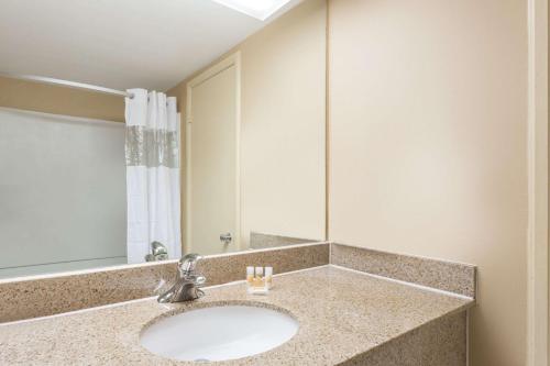 Imagen de la habitación del Hotel Days Inn by Wyndham Dumfries Quantico. Foto 5