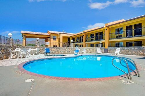 Imagen de la piscina del Hotel Days Inn by Wyndham El Paso West. Foto 16