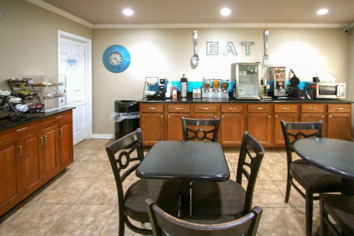 Imagen del bar/restaurante del Hotel Days Inn by Wyndham Foley. Foto 3