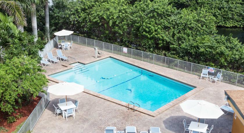 Imagen de la piscina del Hotel Days Inn by Wyndham Fort Lauderdale-Oakland Park Airport North. Foto 9