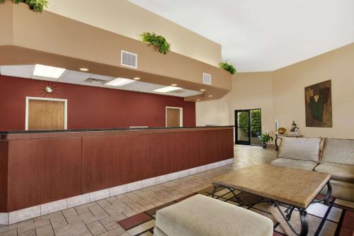 Imagen de los interiores del Hotel Days Inn by Wyndham Globe. Foto 7