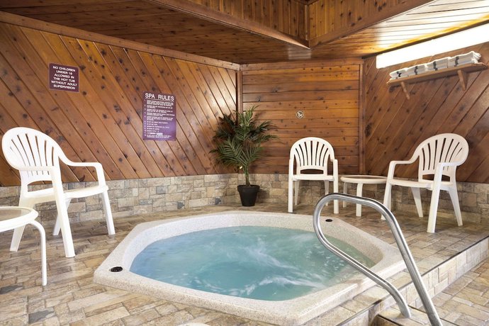 Imagen de la piscina del Hotel Days Inn by Wyndham Grand Forks Columbia Mall. Foto 20