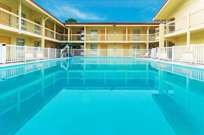 Imagen de la piscina del Hotel Days Inn by Wyndham Jacksonville Baymeadows. Foto 19
