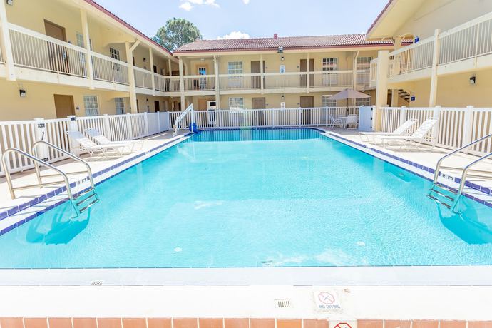 Imagen de la piscina del Hotel Days Inn by Wyndham Jacksonville Baymeadows. Foto 20