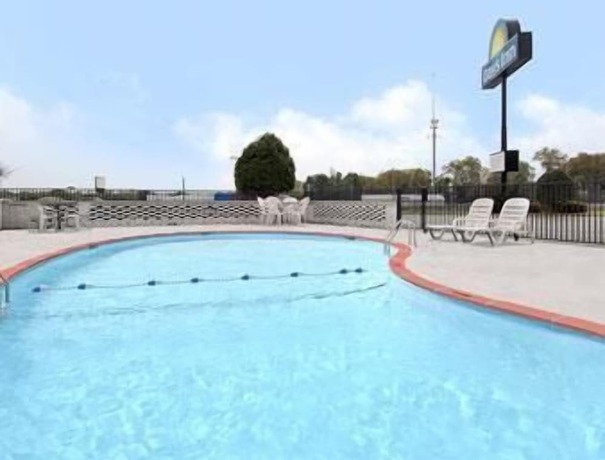 Imagen de la piscina del Hotel Days Inn by Wyndham Jacksonville. Foto 20