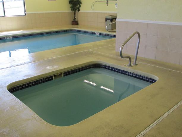 Imagen de la piscina del Hotel Days Inn by Wyndham Jefferson City. Foto 18