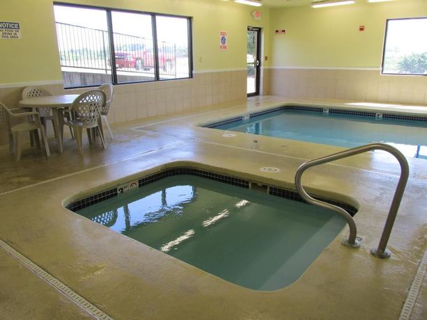 Imagen de la piscina del Hotel Days Inn by Wyndham Jefferson City. Foto 19