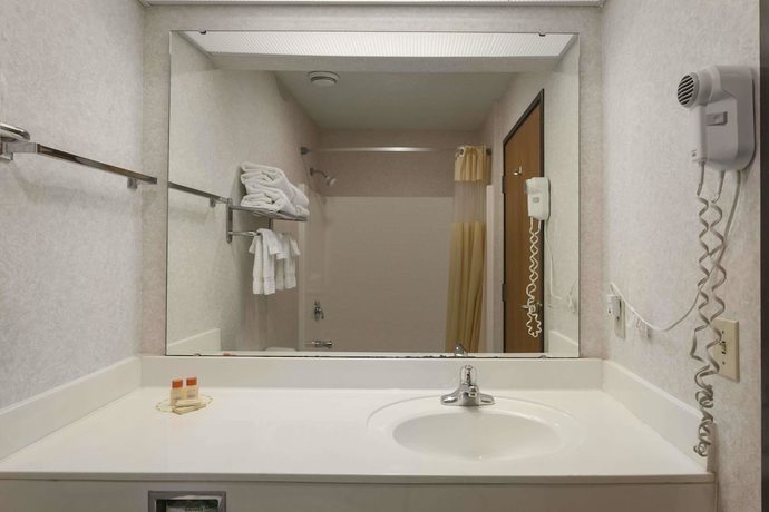 Imagen de la habitación del Hotel Days Inn by Wyndham Jefferson City. Foto 10