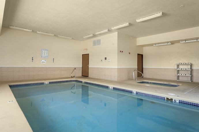 Imagen de la piscina del Hotel Days Inn by Wyndham Jefferson City. Foto 20