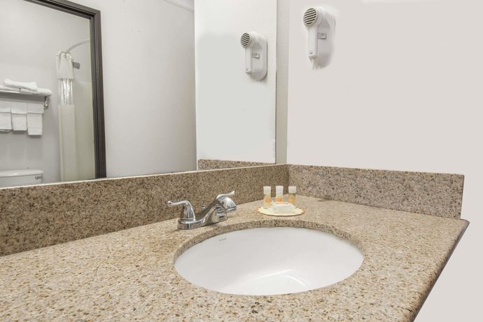 Imagen de la habitación del Hotel Days Inn by Wyndham Kansas City International Airport. Foto 1