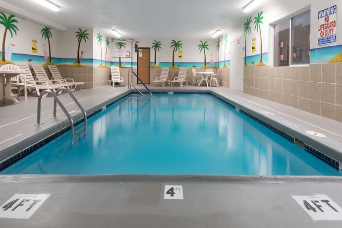 Imagen de la piscina del Hotel Days Inn by Wyndham Kansas City International Airport. Foto 20