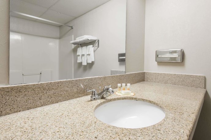 Imagen de la habitación del Hotel Days Inn by Wyndham Kansas City International Airport. Foto 14