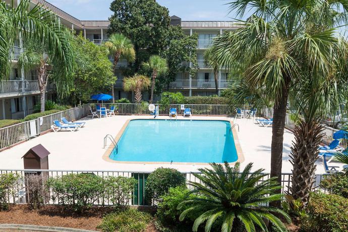 Imagen de la piscina del Hotel Days Inn by Wyndham Kenner/New Orleans Airport South. Foto 20