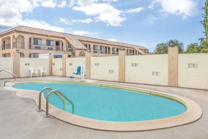 Imagen de la piscina del Hotel Days Inn by Wyndham Kingman East. Foto 20