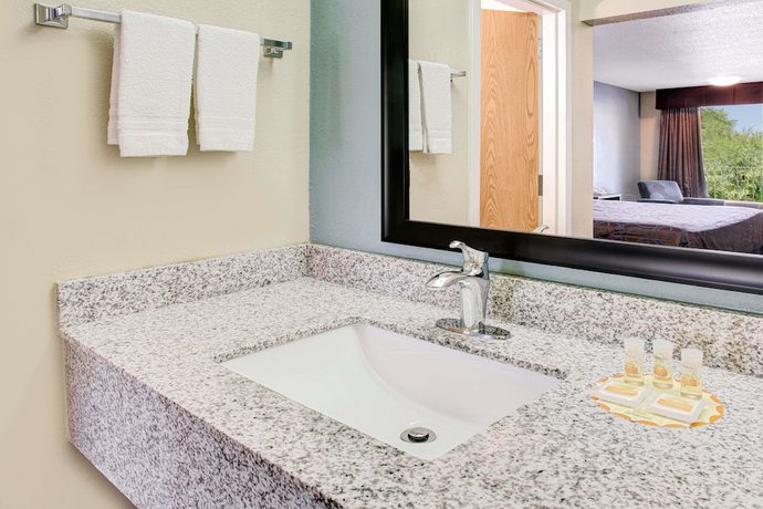 Imagen de la habitación del Hotel Days Inn by Wyndham Ladson Summerville Charleston. Foto 10