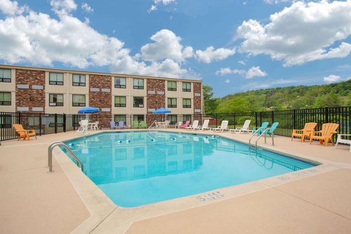 Imagen de la piscina del Hotel Days Inn by Wyndham Liberty. Foto 12