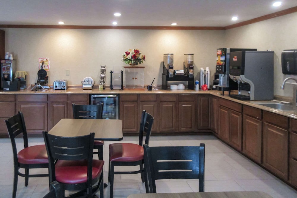 Imagen del bar/restaurante del Hotel Days Inn by Wyndham Liverpool/Syracuse. Foto 6