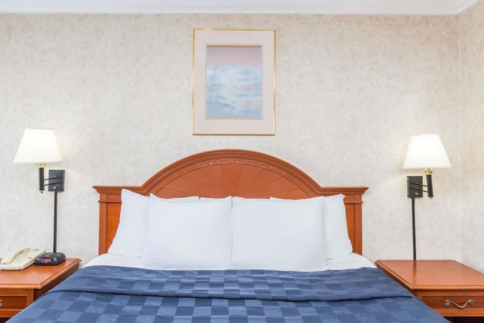 Imagen de la habitación del Hotel Days Inn by Wyndham Los Angeles LAX Airport Stadium Area. Foto 8
