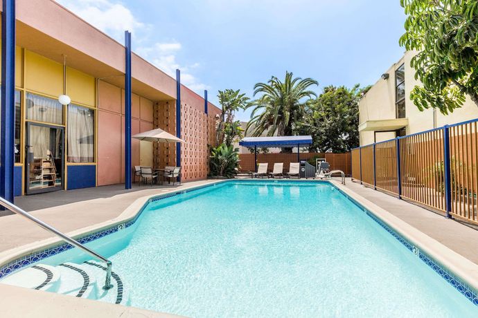 Imagen de la piscina del Hotel Days Inn by Wyndham Los Angeles LAX Airport Stadium Area. Foto 18