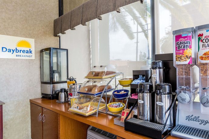Imagen del bar/restaurante del Hotel Days Inn by Wyndham Los Angeles LAX Airport Stadium Area. Foto 6