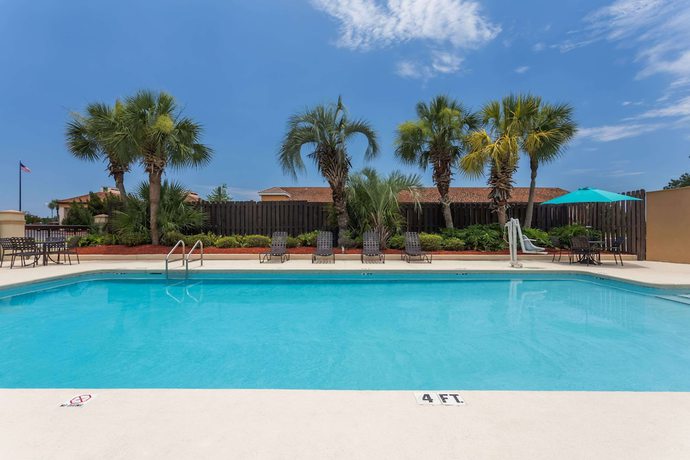 Imagen de la piscina del Hotel Days Inn by Wyndham Marianna. Foto 16