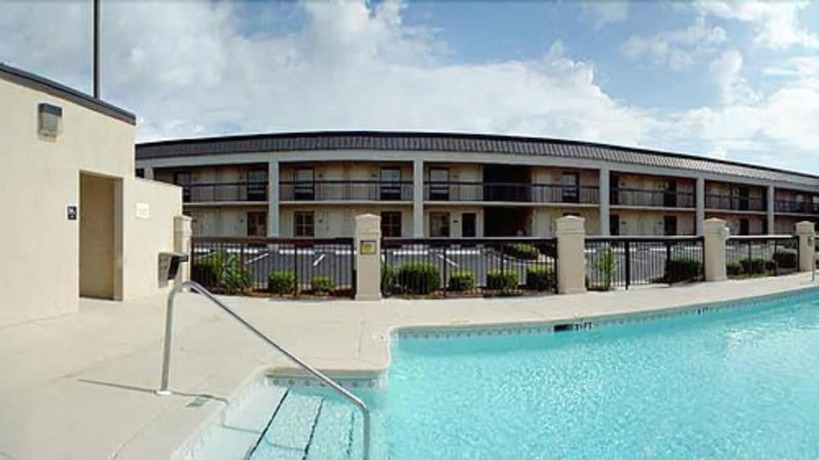 Imagen de la piscina del Hotel Days Inn by Wyndham Marianna. Foto 17