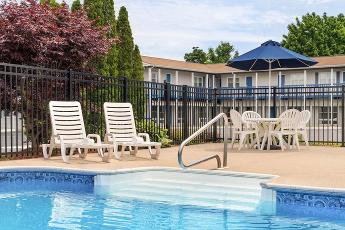 Imagen de la piscina del Hotel Days Inn by Wyndham Middletown/Newport Area. Foto 19