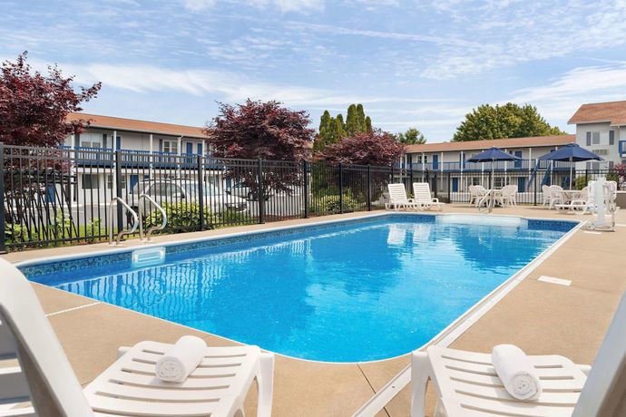 Imagen de la piscina del Hotel Days Inn by Wyndham Middletown/Newport Area. Foto 20