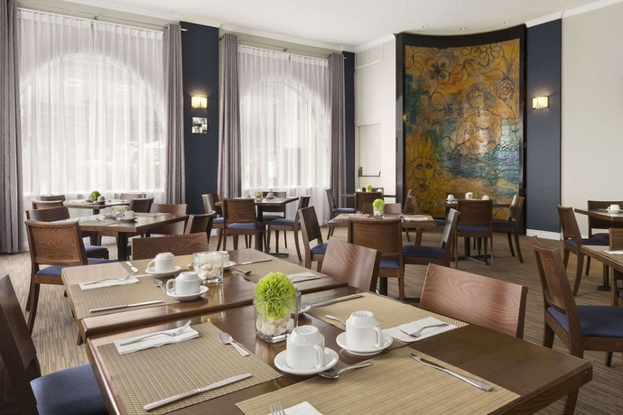 Imagen del bar/restaurante del Hotel Days Inn by Wyndham Montreal Airport Conference Centre. Foto 4