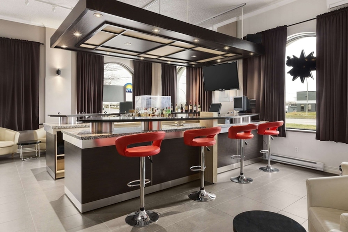 Imagen del bar/restaurante del Hotel Days Inn by Wyndham Montreal Airport Conference Centre. Foto 8