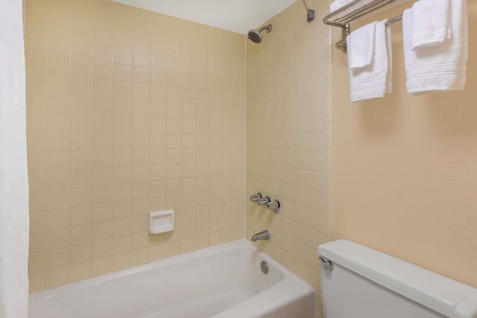 Imagen de la habitación del Hotel Days Inn by Wyndham Mt Pleasant-Charleston-Patriots Point. Foto 3