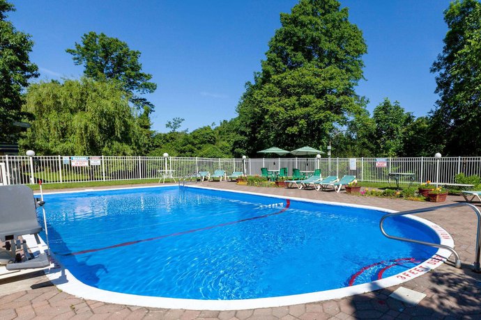 Imagen de la piscina del Hotel Days Inn by Wyndham Nanuet / Spring Valley. Foto 16