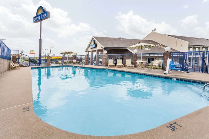 Imagen de la piscina del Hotel Days Inn by Wyndham Nashville North/Opryland Area. Foto 15