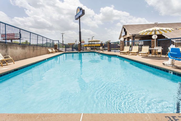 Imagen de la piscina del Hotel Days Inn by Wyndham Nashville North/Opryland Area. Foto 16