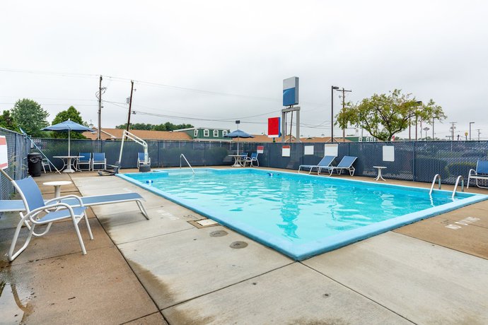 Imagen de la piscina del Hotel Days Inn by Wyndham New Philadelphia. Foto 19