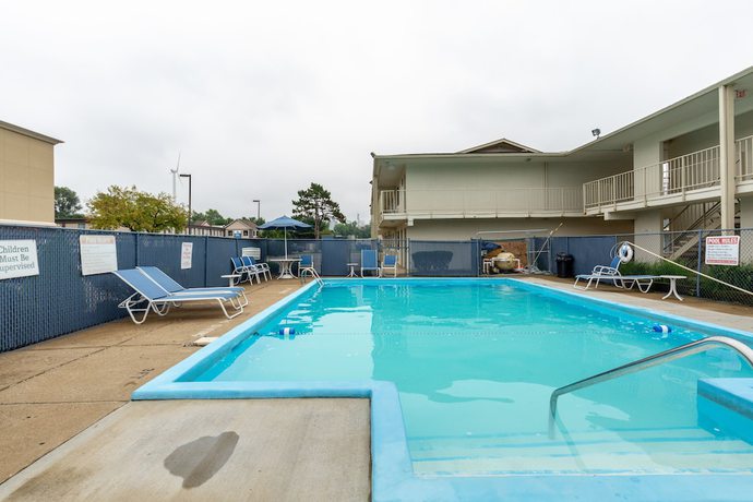 Imagen de la piscina del Hotel Days Inn by Wyndham New Philadelphia. Foto 20