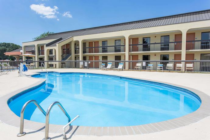 Imagen de la piscina del Hotel Days Inn by Wyndham Norfolk Airport. Foto 16