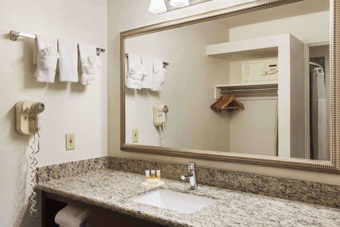 Imagen de la habitación del Hotel Days Inn by Wyndham Oceanside. Foto 6