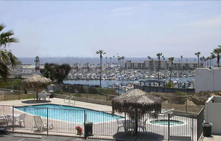 Imagen de la piscina del Hotel Days Inn by Wyndham Oceanside. Foto 17
