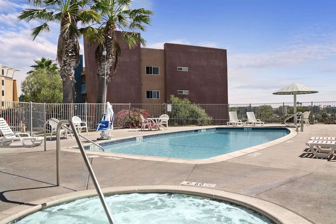 Imagen de la piscina del Hotel Days Inn by Wyndham Oceanside. Foto 19