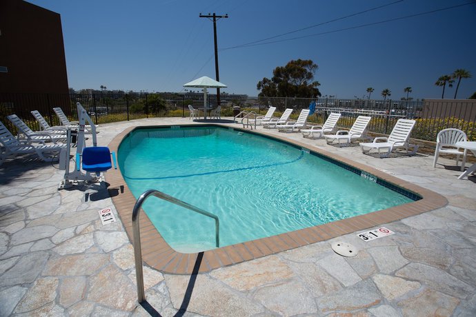 Imagen de la piscina del Hotel Days Inn by Wyndham Oceanside. Foto 20