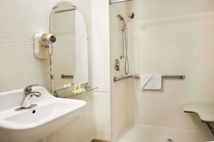 Imagen de la habitación del Hotel Days Inn by Wyndham Oceanside. Foto 10
