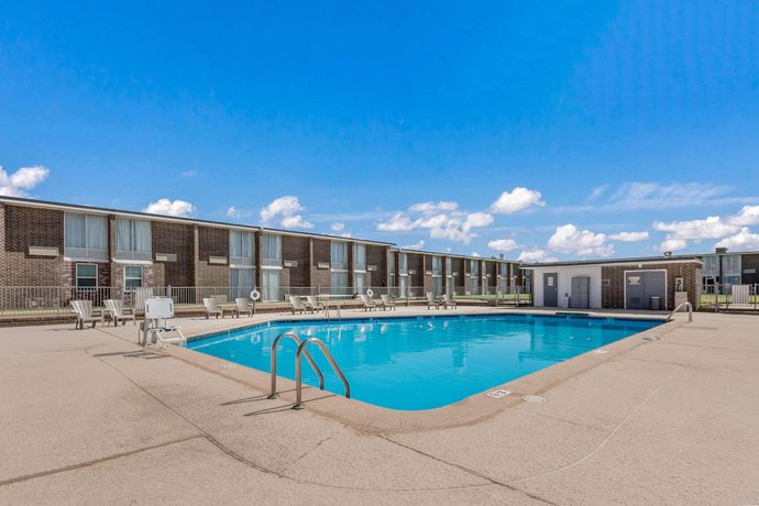 Imagen de la piscina del Hotel Days Inn by Wyndham Oklahoma City Bricktown. Foto 20