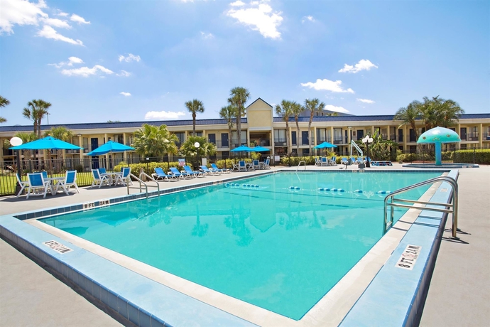 Imagen de la piscina del Hotel Days Inn by Wyndham Orlando Airport Florida Mall. Foto 15