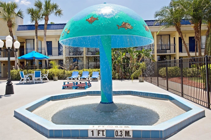 Imagen de la piscina del Hotel Days Inn by Wyndham Orlando Airport Florida Mall. Foto 16
