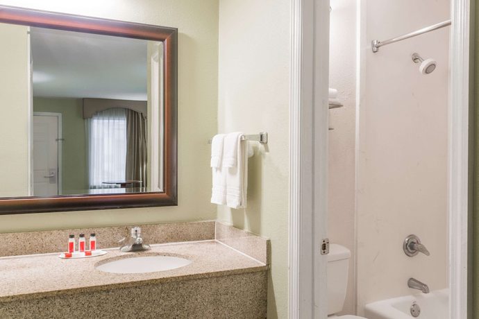 Imagen de la habitación del Hotel Days Inn by Wyndham Ormond Beach. Foto 8