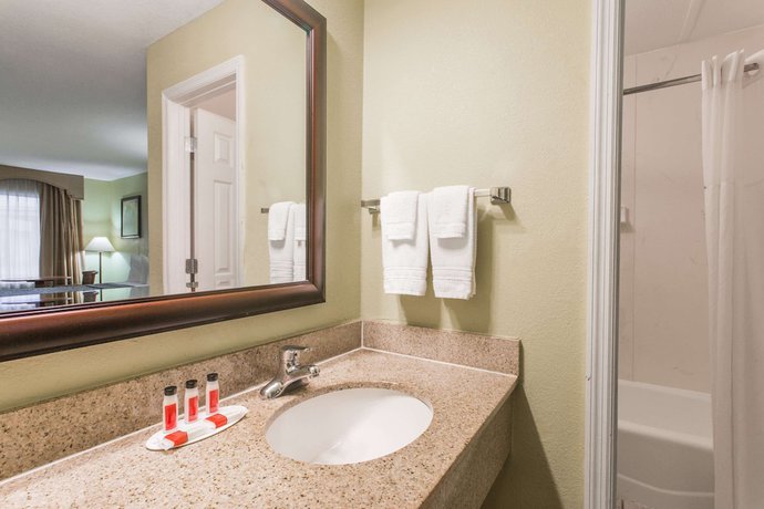 Imagen de la habitación del Hotel Days Inn by Wyndham Ormond Beach. Foto 11